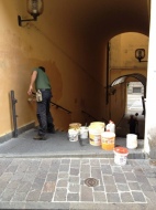 I volontari di Viterbo Civica puliscono il tunnel di via Marconi